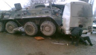 В Азербайджане автобус столкнулся с бронетранспортером