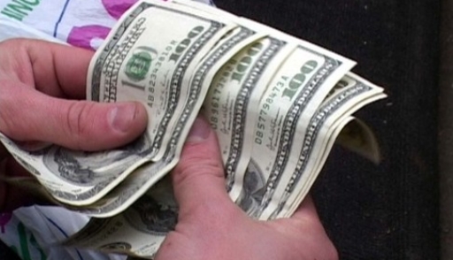 В Актобе обменники приостановили продажу долларов и евро