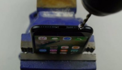 Владельцы iPhone 7 рассверливают корпусы телефонов ради наушников
