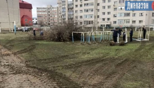 Народный репортер. Деревья срубили, дорожку поломали…