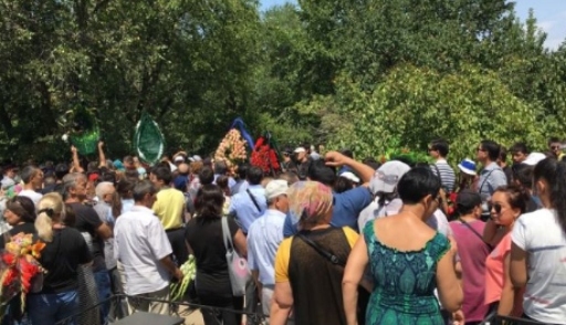 Дениса Тена похоронили в поселке Дружба