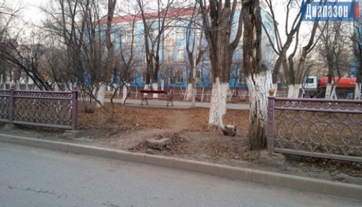 Народный репортер. Пешеходы протоптали тропинки там, где нет забора