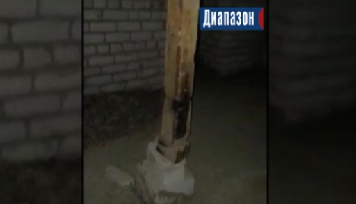 Народный репортер. Крыша нового дома держится на подпорках