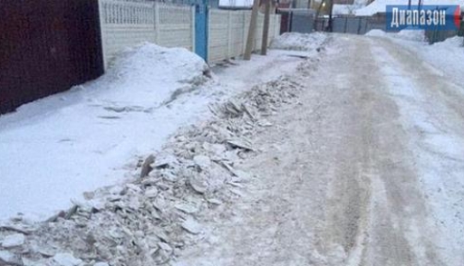 Народный репортер. По краям переулка снежный бугор после грейдера